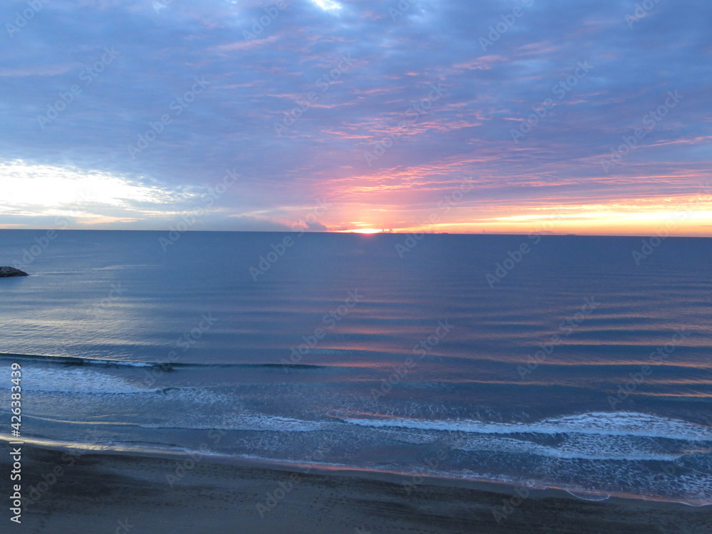 Obraz premium Amanecer nublado en Port Saplaya, Valencia.