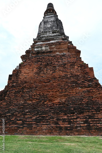 Broken Pagoda is one of the archaeological sites at Chaiwatthanaram Temple. In the Ayutthaya period  one of the famous temples and a major tourist attraction that tourists visit. Located in Ayutthaya 