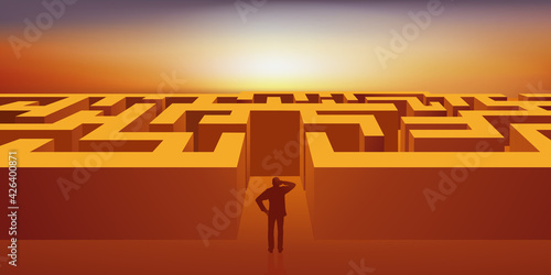 Concept du labyrinthe, avec un homme qui s’interroge sur du chemin qu’il doit prendre pour trouver la sortie.
