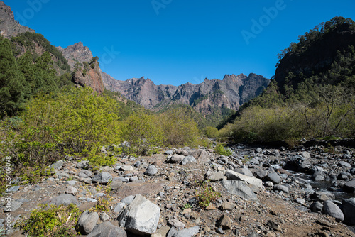 Nationalpark Caldera de Taburiente, La Palma. Innerhalb der Caldera mit großen Steinen im Vordergrund und Bergen im Hintergrund 
