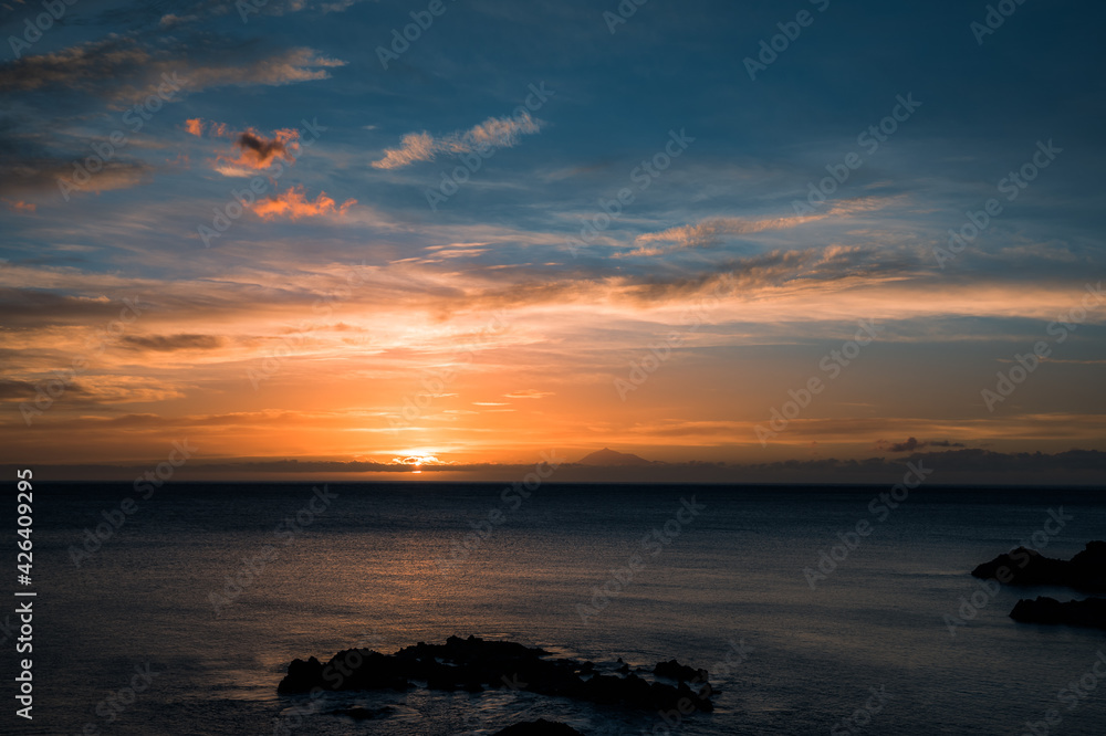 Meer Landschaft am frühen Morgen bei Sonnenaufgang Meer Landschaft am frühen Morgen bei Sonnenaufgang
