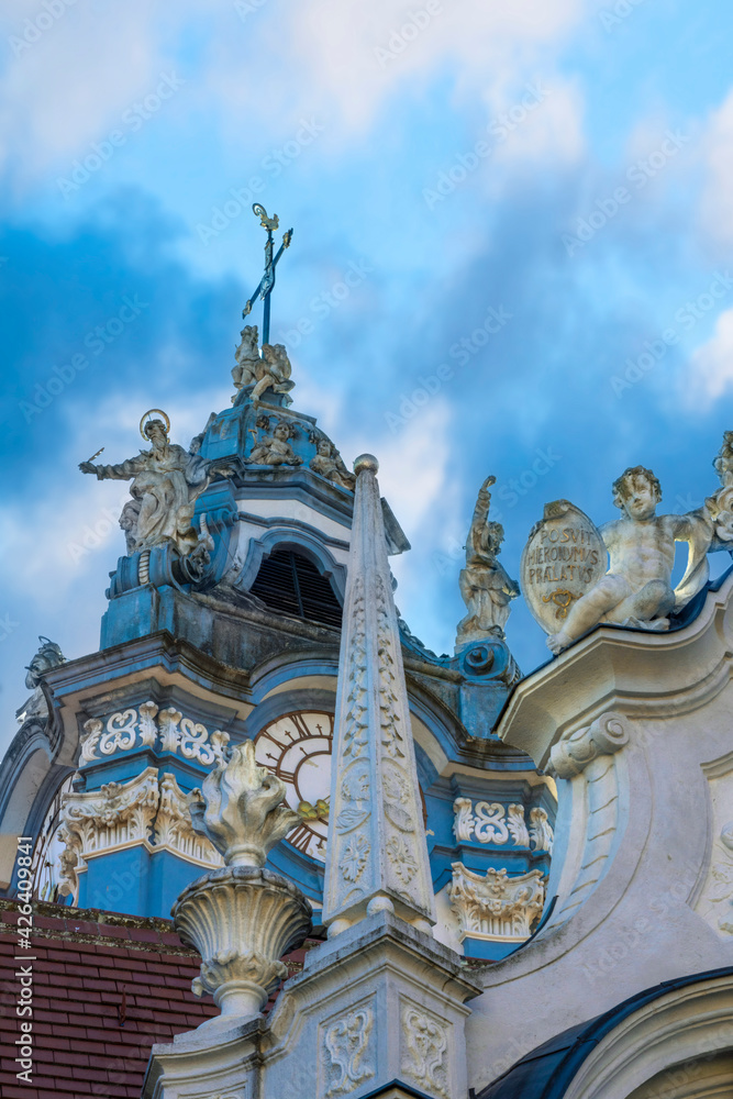Fototapeta premium Statuen und Skulpturen auf der Kirche von Dürnstein