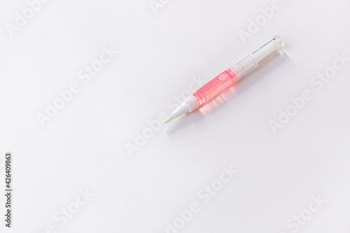 Φωτογραφία Pink organic oil for moisturizing cuticle above white background