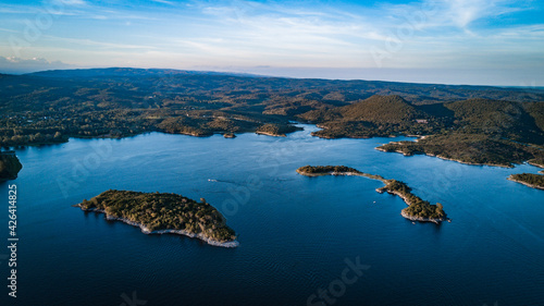 Dique del lago de la ciudad de "Embalse" ubicada en la provincia de Córdoba Argentina. Foto aerea tomada con drone de este dique ubicado entre las montañas con el nivel de agua a tope.