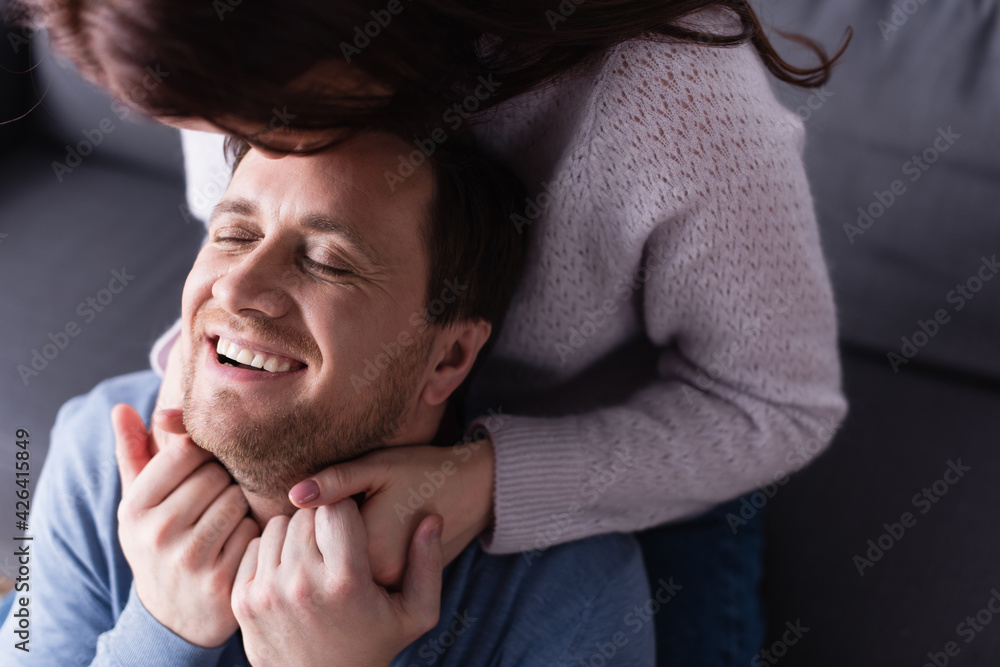 Obraz premium Woman on blurred foreground hugging husband and holding hands
