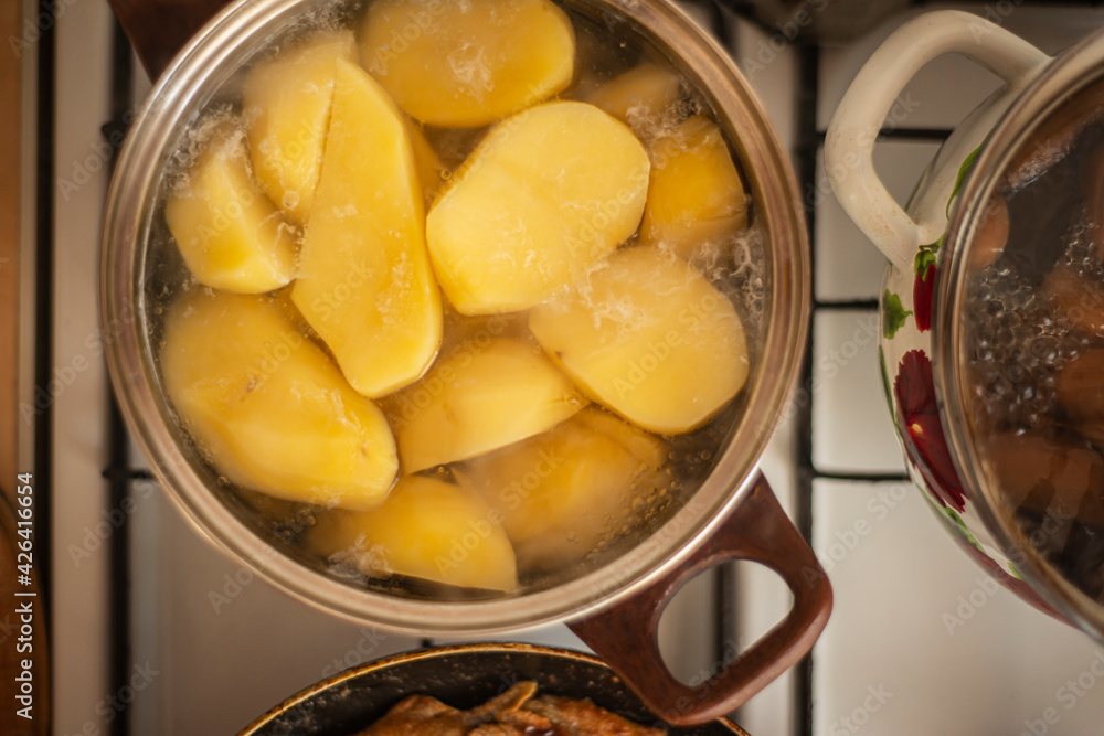 boiling potatoes in a saucepan, boiling potatoes on the stove boiling potatoes in a saucepan, boiling potatoes on the stove