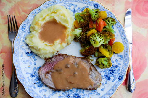 kalbsbraten mit kartoffelpuree und gemüse photo