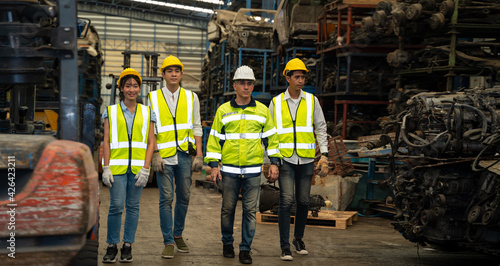 Foto A group of engineers are walking in an auto parts factory