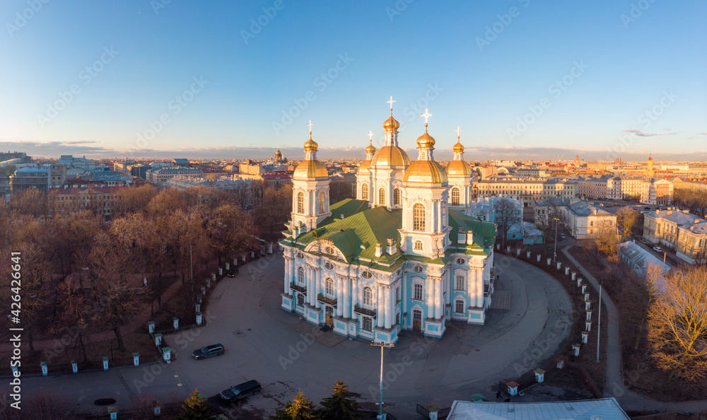 Obraz premium Aerial top view to St. Nicholas Naval Sea Cathedral in sunny day. Panorama of evening historical city center. Orthodox church located on banks of Kryukov and Griboyedov canal. Saint Petersburg. Russia