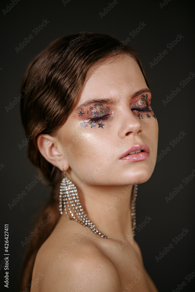 Fototapeta dziewczyna z makijażem pozuje na ciemnym tle