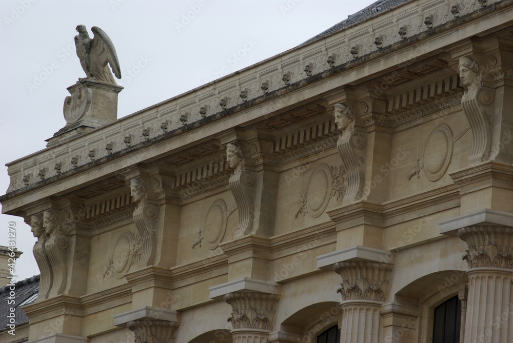 Sculptures du palais de justice à Paris, France