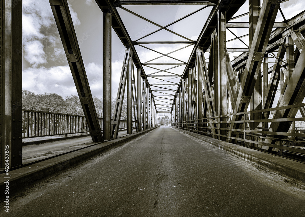 Fototapeta premium Eisenbahnbrücke bei Lingen/Ems