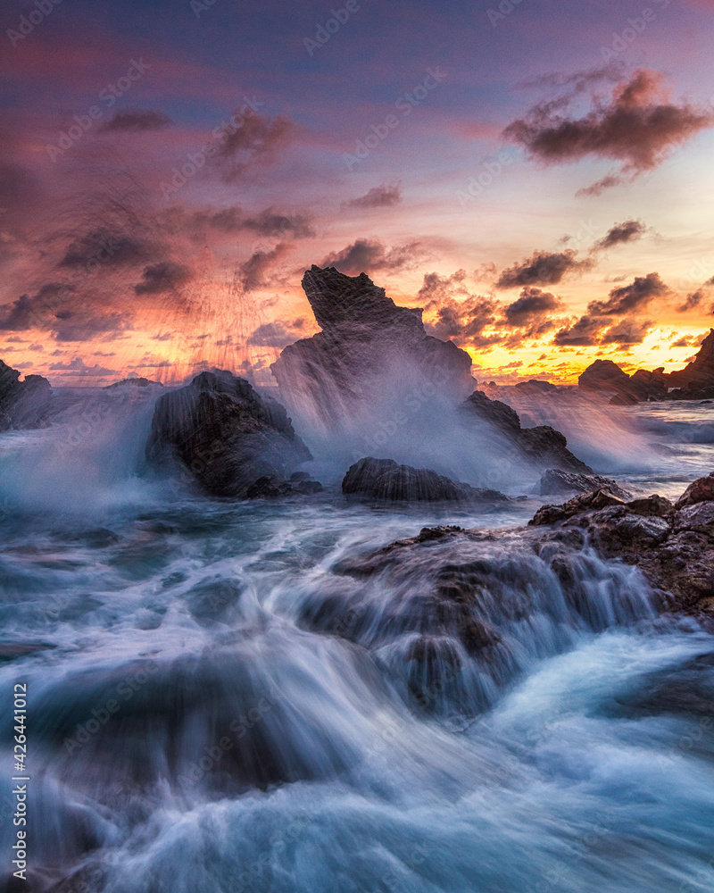 Fototapeta premium Wave Motions at Watu Lumbung beach