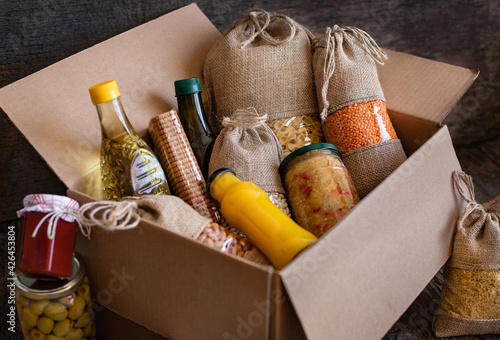 Billede på lærred Volunteer with box of food for poor. Donation concept