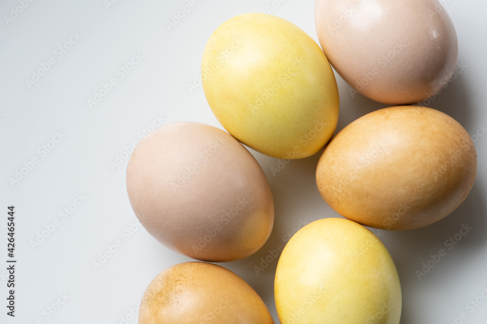 Eier gefärbt mit Curry, Rote Beete und schwarzem Tee Eier gefärbt mit Curry, Rote Beete und schwarzem Tee