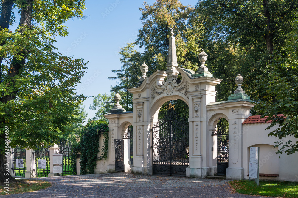 brama klasztoru o.Paulinów