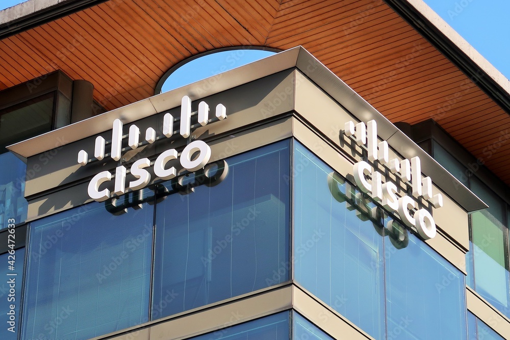 Enseigne et logo de l'entreprise Cisco Systems, célèbre marque américaine d' informatique, au sommet du bâtiment de son siège social français d'Issy-les- Moulineaux, près de Paris – avril 2021 (France) Photos | Adobe Stock