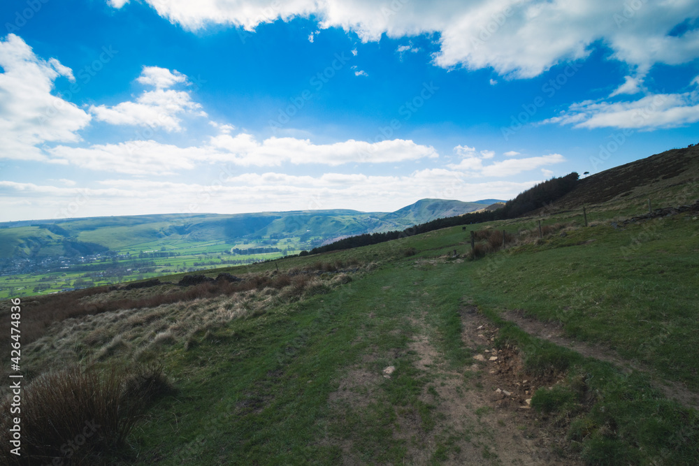 Fototapeta premium Peak District England, Trip back from Losehill Pike to the town of Hope Valey