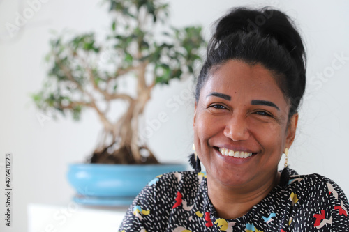 femme noir mauricienne expressive