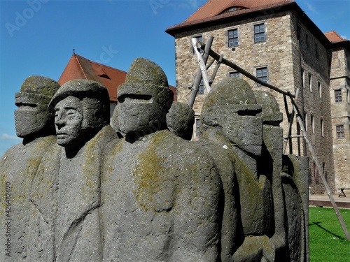 Thomas-Müntzer-Denkmal mit Wasserburg Heldrungen in Thüringen