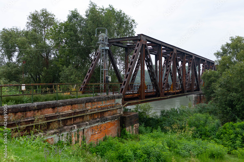 Old steel train bridge Casalmaggiore, Lombardia, Italia Old steel train bridge Casalmaggiore, Lombardia, Italia