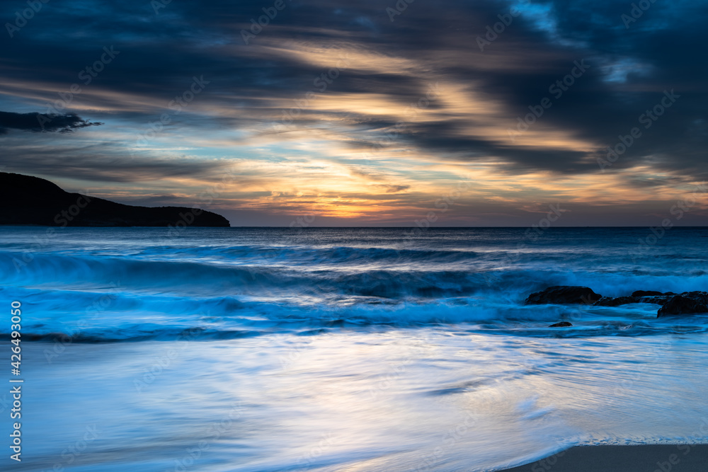 Naklejka premium Sunrise at the beach with high cloud