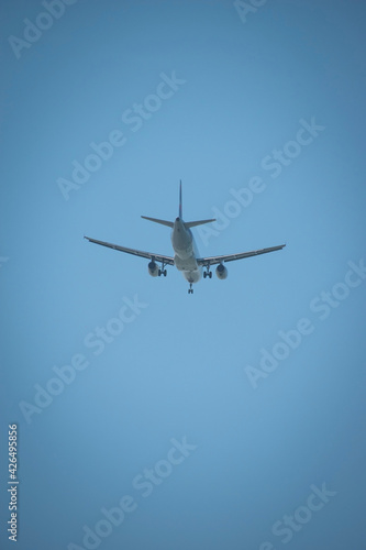 Fototapeta Naklejka Na Ścianę i Meble -  Avion con pasajeros volando bajo. avion despegando 