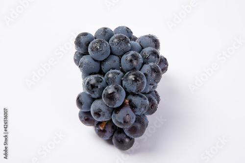 Obraz na plátně Closeup shot of a bunch of fresh grapes with water drops isolated on white backg