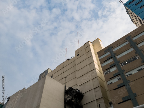 Edificios de cara al cielo en la ciudad  photo