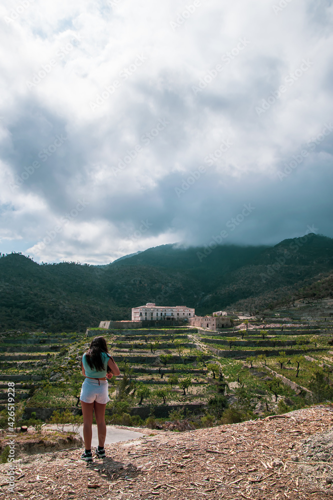 Mujer joven de excursión por la sierra de la Tramontana en Mallorca