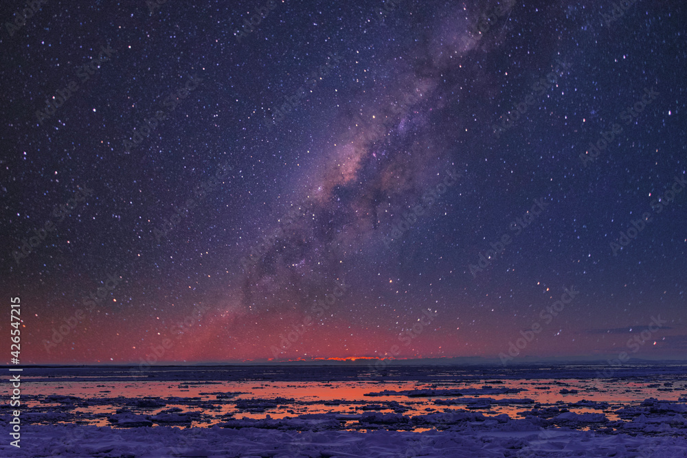 オホーツク海の流氷原にかかる星空