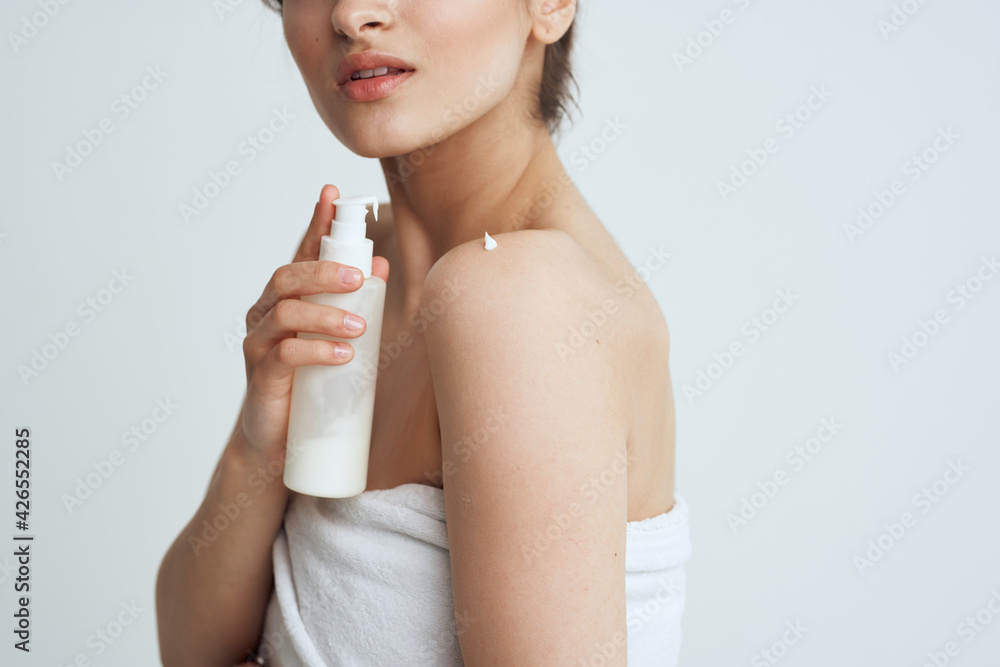 Bare shoulders white towel lotion for skin care Bare shoulders white towel lotion for skin care