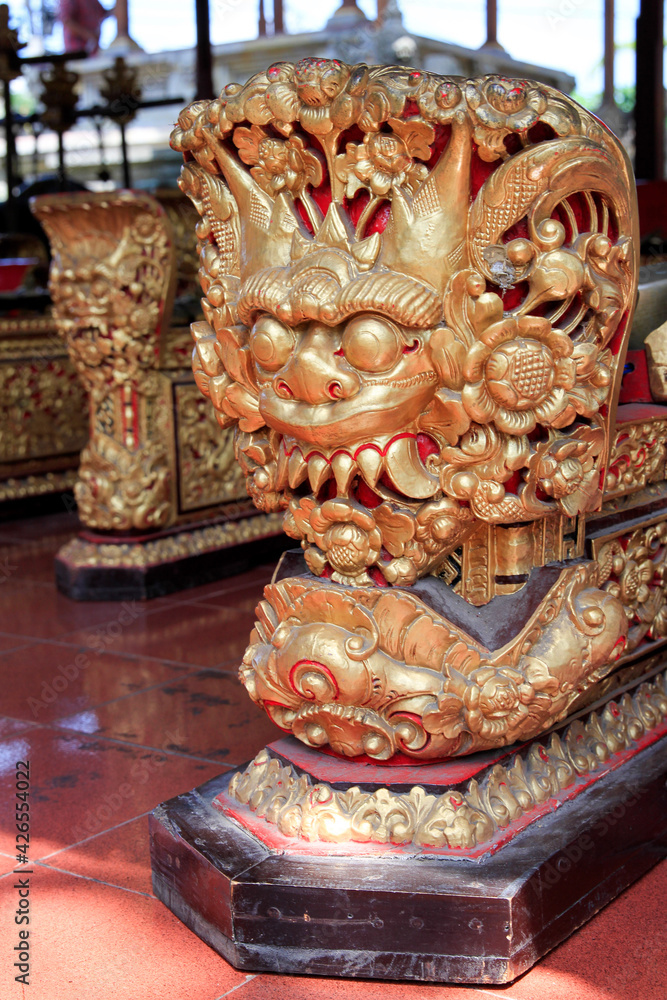 Fototapeta premium golden dragon statue