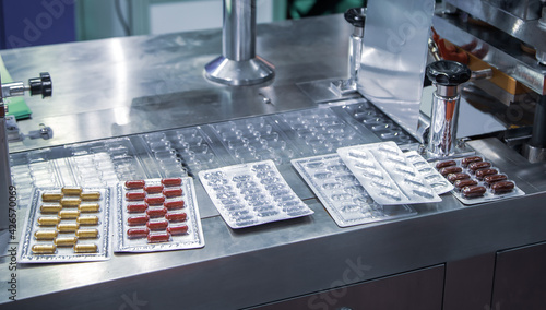 Slika na platnu Capsule blister packing machine in pharmaceutical industrial