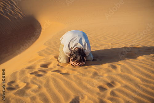Obraz na plátně Exhausted man in the desert