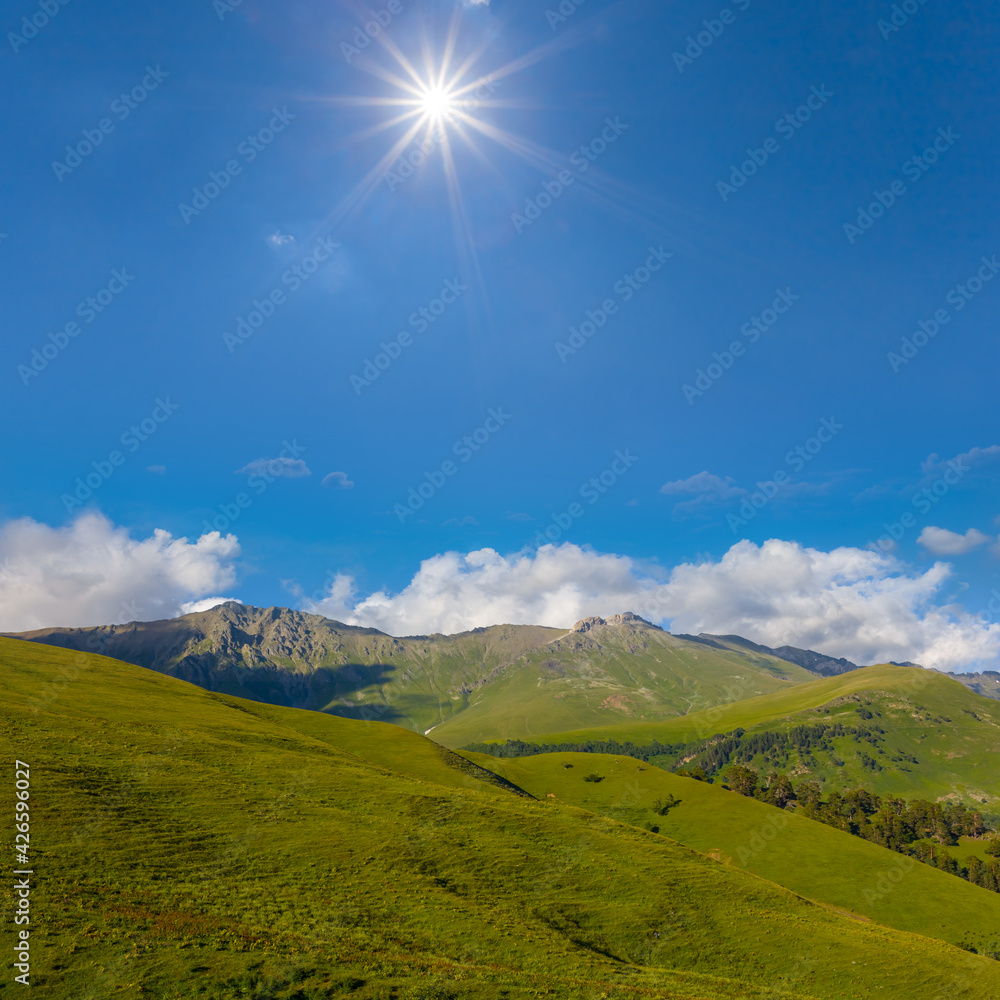 Obraz premium green mountain ridge under a sparkle sun