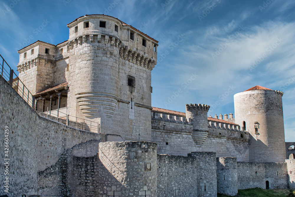 Castillo medieval de Cuellar o duques de Alburquerque de estílo gótico y renacentista entre otros