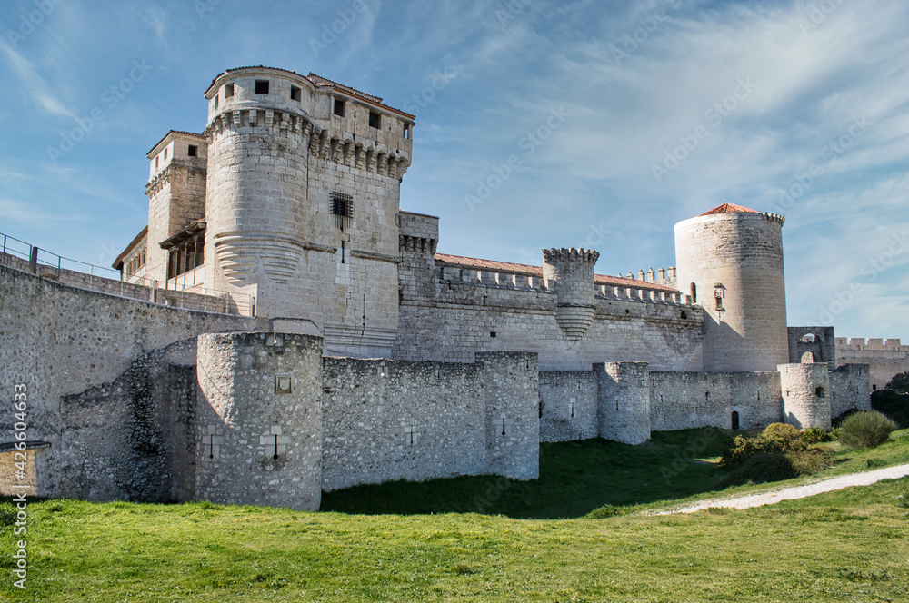 Magnífico castillo medieval del siglo XI en Cuellar, provincia de Segovia, España