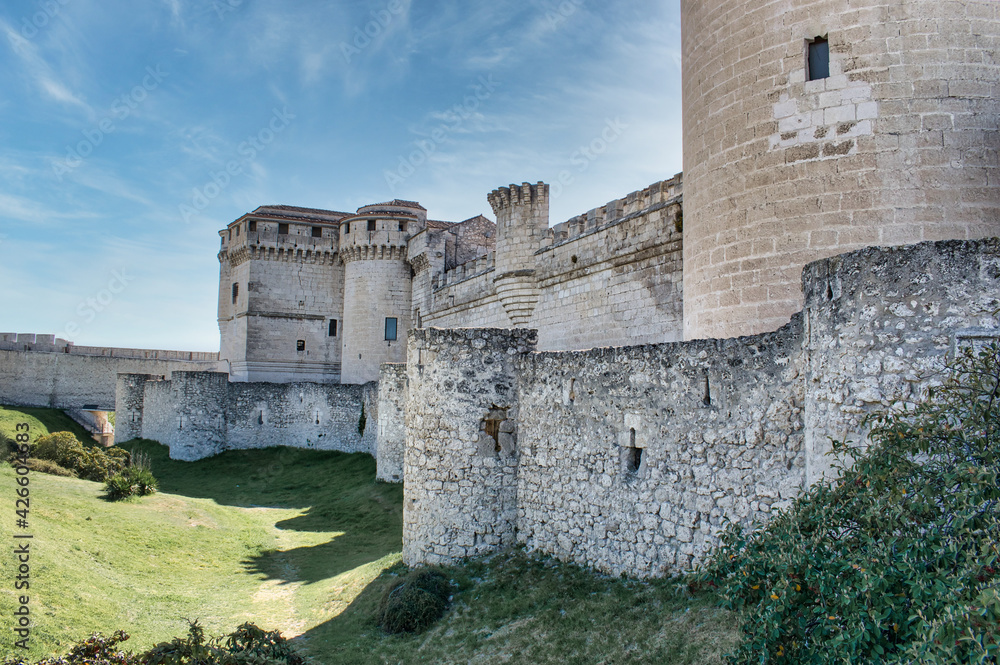 Muralla exterior del castillo medieval y feudal de Cuellar en la provincia de Segovia