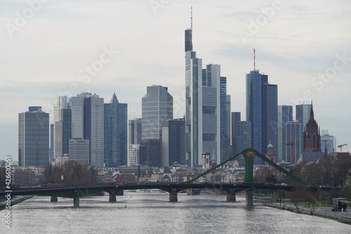 Blick vom südöstlichen Mainufer auf die Bankentürme im Stadtzentrum Frankfurts