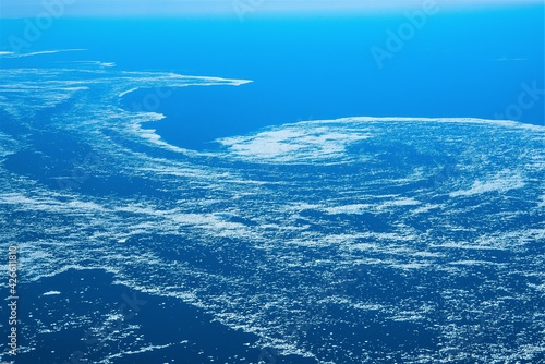 Fototapeta Naklejka Na Ścianę i Meble -  Ein Naturphänomen aus 11 000m Höhe fotografiert - Unzählige, durch die Meeresströmung spiralförmig angeordnete  Eisberge aus 11 000m Höhe fotografiert