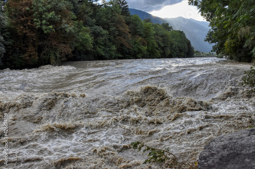 Hochwasser, Gefahr, Überschwemmung, Wasser, Isel, Osttirol, Fluß, Lienz, Ufer, Böschung, überschwemmt, braun, schmutzig, tosen, Welle, Wellen, schäumen, Schaum, Gefahr, Gefährlich, Wald, Baum, Bäume,  photo