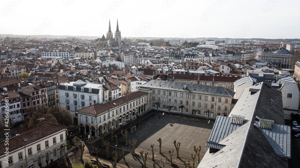 Ville de Bayonne au pays basque en Aquitaine et sa cathédrale vue du ciel en drone