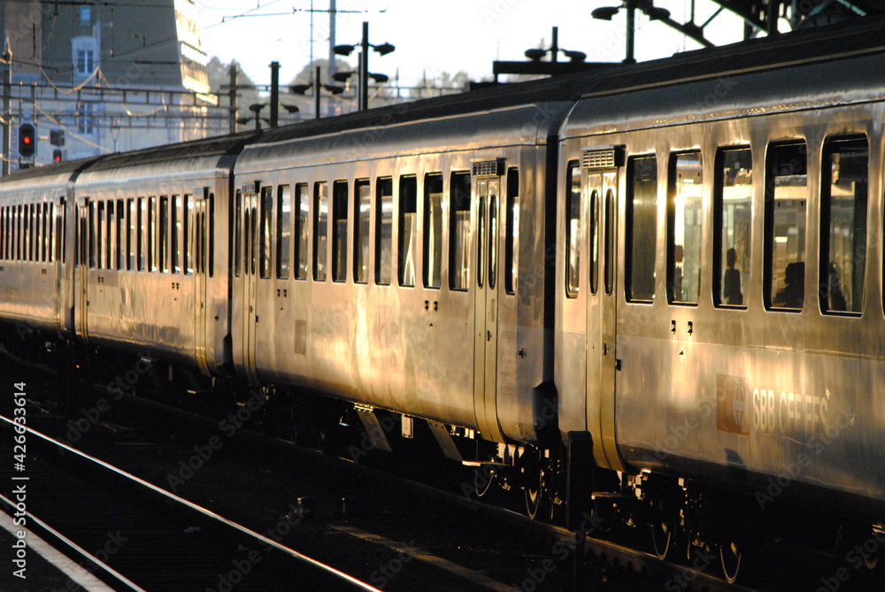 Fototapeta premium Reflet de coucher de soleil sur un train en gare