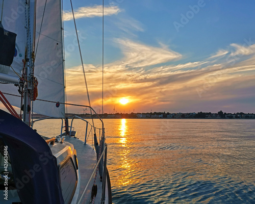 Fototapeta Naklejka Na Ścianę i Meble -  sailing boat at sunset