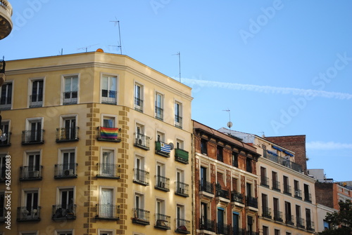 Drapeau LGBT+ dans la rue à Madrid, Espagne