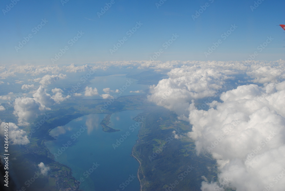 Vue d'avion du lac de Neuchâtel, de Bienne et de Morat, Suisse