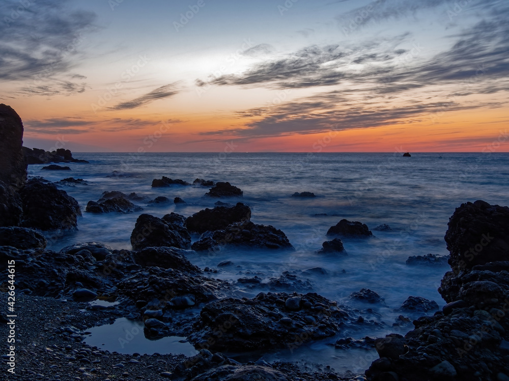 岩浜の波打ち際の夕暮れの風景
岩浜の波打ち際の夕暮れの風景