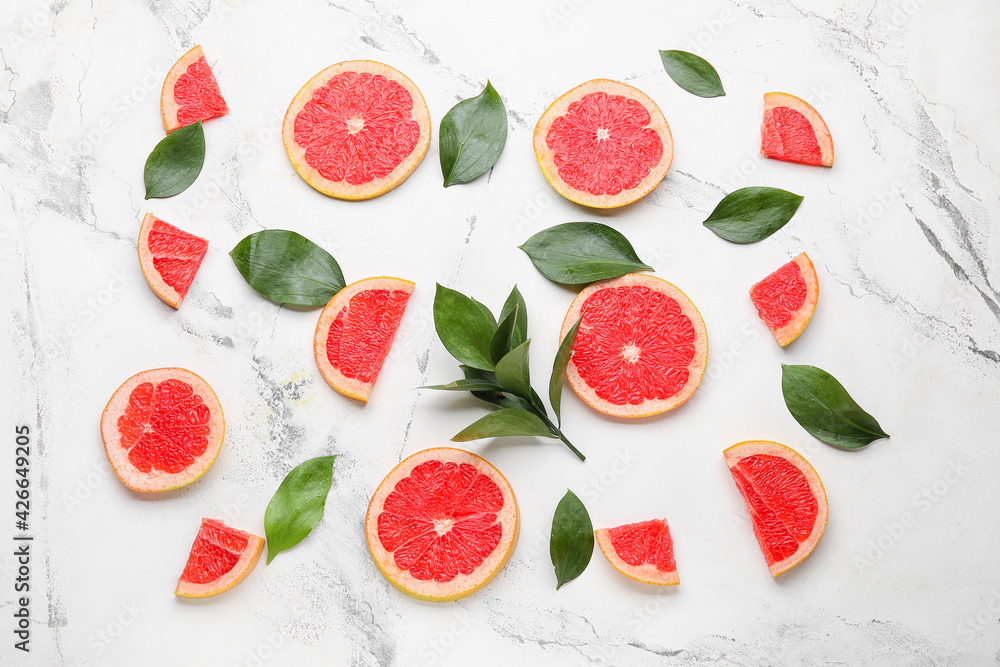 Naklejka premium Fresh sliced grapefruit on light background