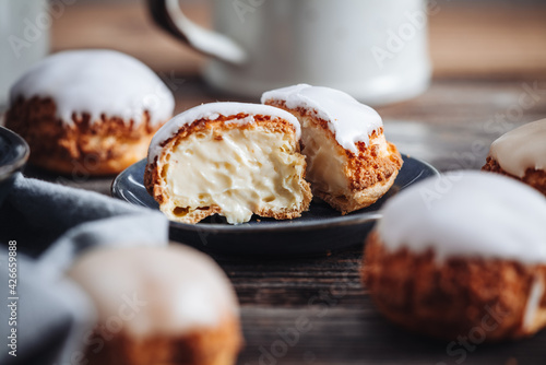 Billede på lærred Delicious french Choux Craquelin pastries